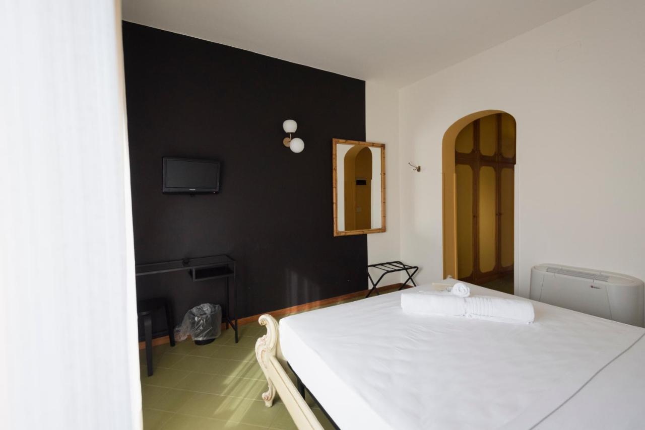 Mami Sabaudia Hotel Bagian luar foto